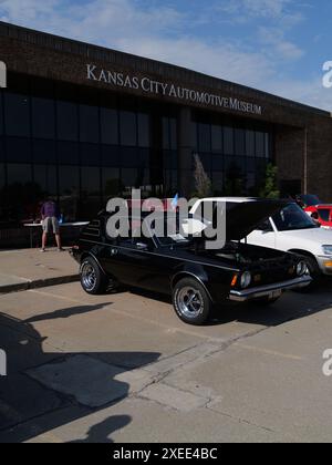 Olathe, Kansas - 8 juin 2024 : événement voitures et café du musée de l'automobile de Kansas City - obscures et obscurités Banque D'Images