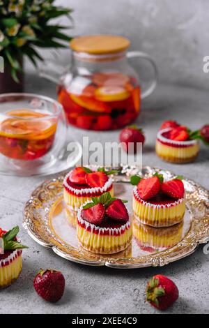 Mini cheesecake aux fraises sous forme de muffins Banque D'Images