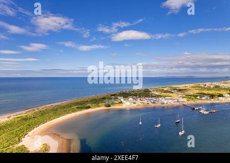 Findhorn Beach et Bay Moray Coast Écosse soleil d'été et ciel sur des yachts amarrés et une mer bleu vert Banque D'Images