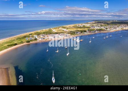 Findhorn Beach et Bay Moray Coast Écosse ensoleillent l'été sur les yachts et une mer bleu vert Banque D'Images