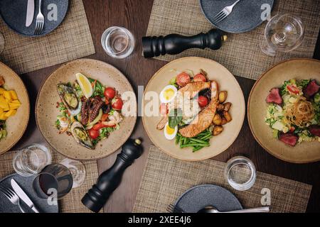 différents types de plats de fruits de mer avec vin blanc et rouge Banque D'Images