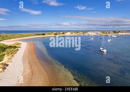 Findhorn Beach et Bay Moray Firth Écosse en été soleil et ciel bleu sur plage de galets amarrés yachts et une mer bleu vert Banque D'Images