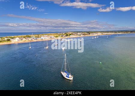 Findhorn Beach et Bay Moray Firth Écosse en été soleil et ciel bleu sur les yachts amarrés du village et une mer bleu vert Banque D'Images