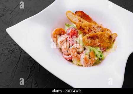 Salade de laitue avec sauce César, crevettes tigrées, fromage et chapelure Banque D'Images