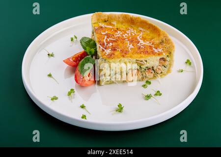 Tarte au saumon et aux épinards sur assiette blanche Banque D'Images