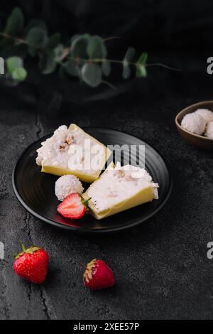 Tasse de chocolat Raffaello aux fraises Banque D'Images