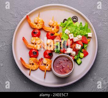 Brochettes de crevettes gourmandes avec salade verte et soupe Banque D'Images