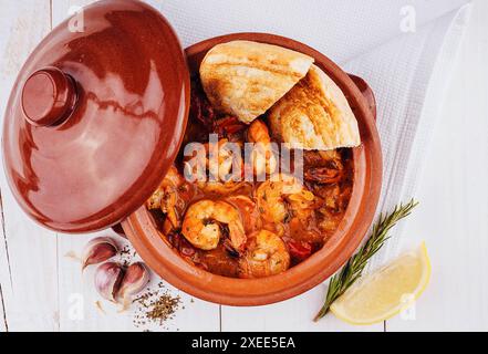 Soupe de poisson avec des crevettes sur la vue de dessus Banque D'Images