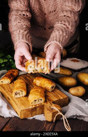 Tartes moldaves ou placinta avec purée de pommes de terre Banque D'Images