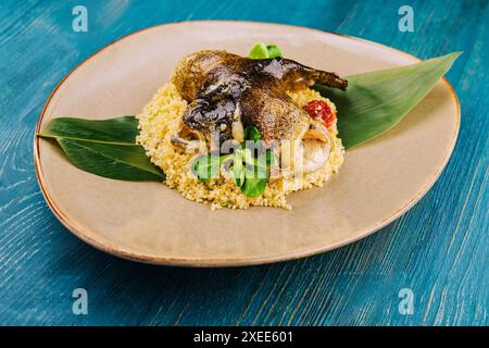 couscous avec poisson sur plaque brune Banque D'Images