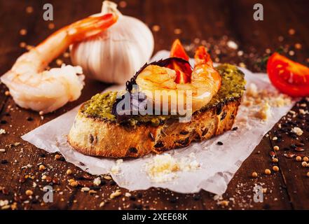 Délicieuse bruschetta italienne avec des crevettes en gros plan Banque D'Images