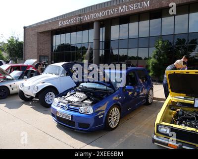 Olathe, Kansas - 8 juin 2024 : événement voitures et café du musée de l'automobile de Kansas City - obscures et obscurités Banque D'Images