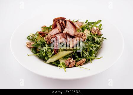 Salade chaude de veau, roquette, concombre avec noix Banque D'Images