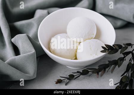 Cuillères à crème glacée à la vanille dans un bol Banque D'Images