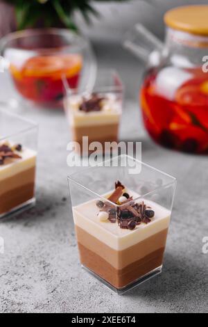 Bagatelles de dessert en couches dans des verres transparents Banque D'Images