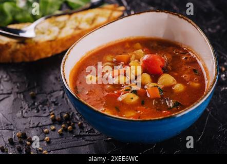 Soupe au curry avec patate douce, pois chiches et poivrons rouges Banque D'Images