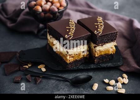 Gâteau moelleux snickers sur planche de pierre Banque D'Images