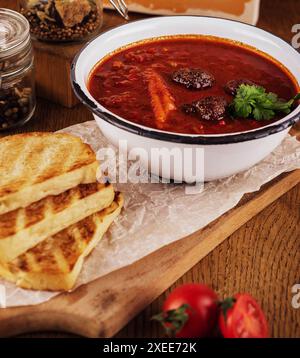 Soupe mexicaine traditionnelle au pozole rouge dans un bol Banque D'Images