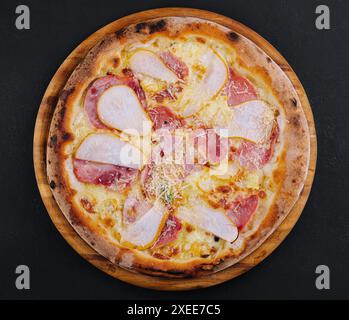 Délicieuse pizza à la viande avec salami, jambon et fromage Banque D'Images