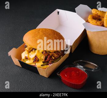 Barbecue hamburger de porc effiloché et rondelles d'oignon Banque D'Images