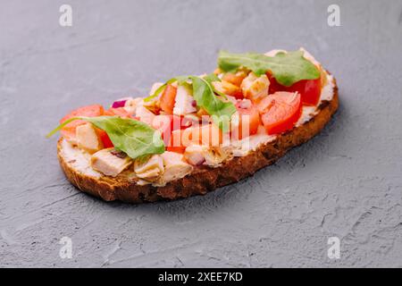 Bruschetta italienne antipasti avec poulet grillé Banque D'Images