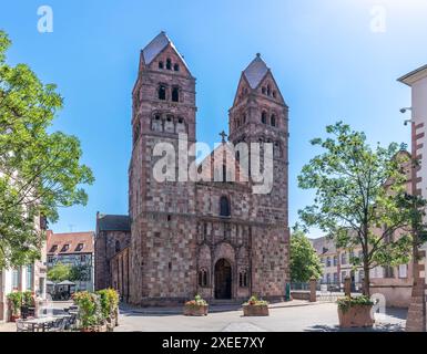 Selestat, France - 06 25 2024 : vue de la façade du magasin Sainte-Foy depuis la rue Sainte-Foy Banque D'Images