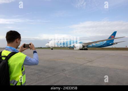 Budapest. 27 juin 2024. Un avion de passagers de China Southern Airlines arrive à l'aéroport international Ferenc Liszt de Budapest, Hongrie, le 27 juin 2024. Une nouvelle ligne aérienne directe reliant Guangzhou, la capitale de la province de Guangdong, au sud de la Chine, à Budapest en Hongrie, a été lancée jeudi. Crédit : Attila Volgyi/Xinhua/Alamy Live News Banque D'Images