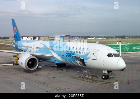 Budapest. 27 juin 2024. Un avion de passagers de China Southern Airlines arrive à l'aéroport international Ferenc Liszt de Budapest, Hongrie, le 27 juin 2024. Une nouvelle ligne aérienne directe reliant Guangzhou, la capitale de la province de Guangdong, au sud de la Chine, à Budapest en Hongrie, a été lancée jeudi. Crédit : Attila Volgyi/Xinhua/Alamy Live News Banque D'Images