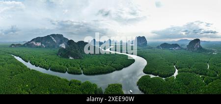 Vue d'en haut, prise de vue aérienne, vue panoramique imprenable sur le parc national d'Ao Phang Nga (Phang Nga Bay) avec une multitude de formations calcaires Banque D'Images