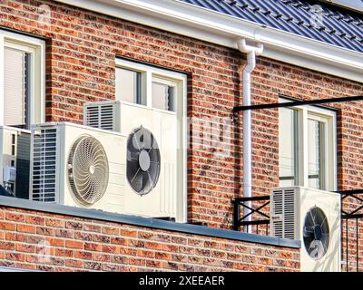 Unité de pompe à chaleur à source d'air installée à l'extérieur dans une maison moderne avec panneaux solaires aux pays-Bas Banque D'Images