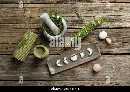 Composition de pose plate avec bâton d'encens dans le support sur la table en bois Banque D'Images