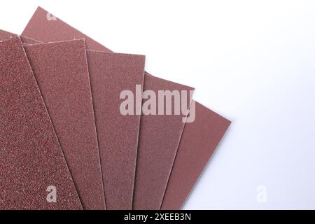 Feuilles de papier de verre isolées sur blanc, vue de dessus Banque D'Images