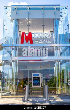 Succursale de la Metro Bank à Brierly Hill, West Midlands, Royaume-Uni. Bâtiment moderne en verre. Banque D'Images