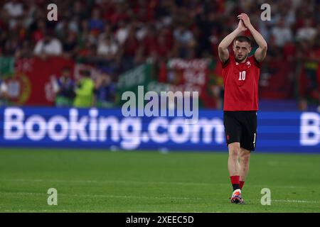 Gelsenkirchen, Allemagne. 26 juin 2024. Bernardo Silva du Portugal salue les supporters lors du match de football UEFA Euro 2024 Groupe F entre la Géorgie et le Portugal à l'Arena AufSchalke le 26 juin 2024 à Gelsenkirchen, Allemagne . Crédit : Marco Canoniero/Alamy Live News Banque D'Images