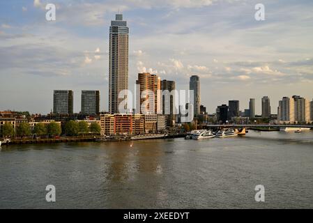 Lumière du soleil tôt le matin sur la rivière Nieue Meuse dans le centre de Rotterdam. Banque D'Images