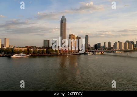 Lumière du soleil tôt le matin sur la rivière Nieue Meuse dans le centre de Rotterdam. Banque D'Images