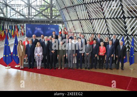 Bruxelles, Belgique. 27 juin 2024. Les participants posent pour une photo de groupe avant un sommet du Conseil européen à Bruxelles, Belgique, le 27 juin 2024. L'Union européenne (UE) et l'Ukraine ont signé des accords de sécurité lors d'un sommet du Conseil européen à Bruxelles jeudi. Le président ukrainien Volodymyr Zelensky a assisté au sommet et a signé le pacte de sécurité lors d'une cérémonie en compagnie du président du Conseil européen Charles Michel et de la présidente de la Commission européenne Ursula von der Leyen. Crédit : Zhao Dingzhe/Xinhua/Alamy Live News Banque D'Images