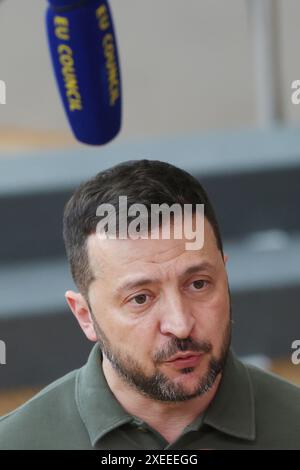 Bruxelles, Belgique. 27 juin 2024. Le président ukrainien Volodymyr Zelensky s’adresse aux médias avant un sommet du Conseil européen à Bruxelles, Belgique, le 27 juin 2024. L'Union européenne (UE) et l'Ukraine ont signé des accords de sécurité lors d'un sommet du Conseil européen à Bruxelles jeudi. Le président ukrainien Volodymyr Zelensky a assisté au sommet et a signé le pacte de sécurité lors d'une cérémonie en compagnie du président du Conseil européen Charles Michel et de la présidente de la Commission européenne Ursula von der Leyen. Crédit : Zhao Dingzhe/Xinhua/Alamy Live News Banque D'Images