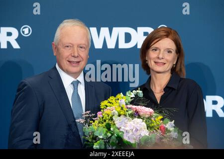 Von links : Der scheidende WDR-Intendant Tom BUHROW die neue Intendantin Katrin VERNAU, Wahl des neuen WDR Intendanten/der neuen Intendantin im Koelner Guerzenich, 27.06.2024. *** De gauche à droite, Directeur général sortant du WDR Tom BUHROW le nouveau Directeur général Katrin VERNAU, élection du nouveau Directeur général du WDR du nouveau Directeur général à Cologne, 27 06 2024 Banque D'Images