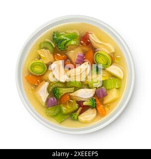 Soupe de poulet avec des légumes isolé sur fond blanc, vue de dessus Banque D'Images