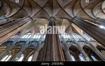 Vue vers le haut dans la magnifique cathédrale de Bourges de St Etienne, en France, classée au patrimoine mondial de l'UNESCO. Banque D'Images