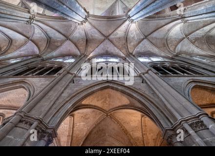 Vue vers le haut dans la magnifique cathédrale de Bourges de St Etienne, en France, classée au patrimoine mondial de l'UNESCO. Banque D'Images