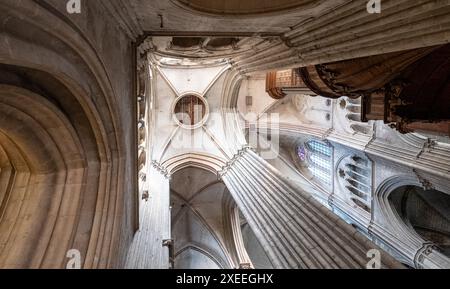 Vue vers le haut dans la magnifique cathédrale de Bourges de St Etienne, en France, classée au patrimoine mondial de l'UNESCO. Banque D'Images