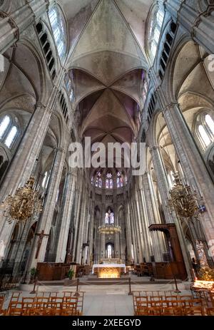 Vue vers le haut dans la magnifique cathédrale de Bourges de St Etienne, en France, classée au patrimoine mondial de l'UNESCO. Banque D'Images