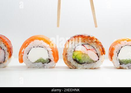 Soft Shell assortis sushis couverts de saumon et unagi ou anguille, rouleaux de sushi ronds. Rouleaux Philadelphia fourrés au saumon, fromage à la crème, avocat Banque D'Images