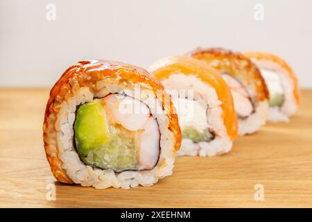 Assortiment de rouleaux de sushi ronds, rouleaux extérieurs à coquille molle recouverts de saumon et d'unagi ou d'anguille Banque D'Images