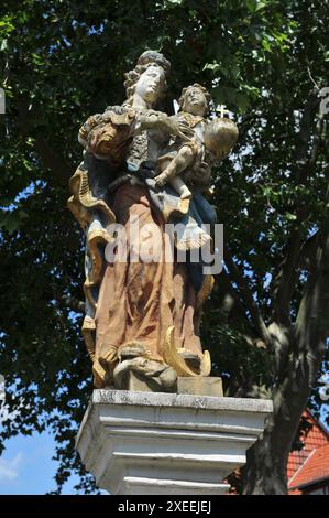 Madone baroque dans la statue de clôture de tilleul à Duderstadt, Allemagne Banque D'Images