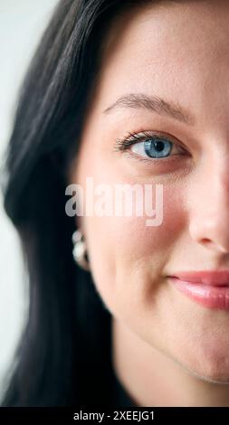 Portrait studio de jeune femme souriante avec Happy expression Half face Banque D'Images