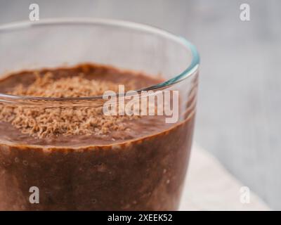 Pudding au chia au chocolat dans un verre sur une table grise Banque D'Images