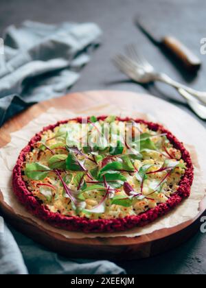 Croûte de pizza aux betteraves avec des feuilles de mangold fraîches Banque D'Images